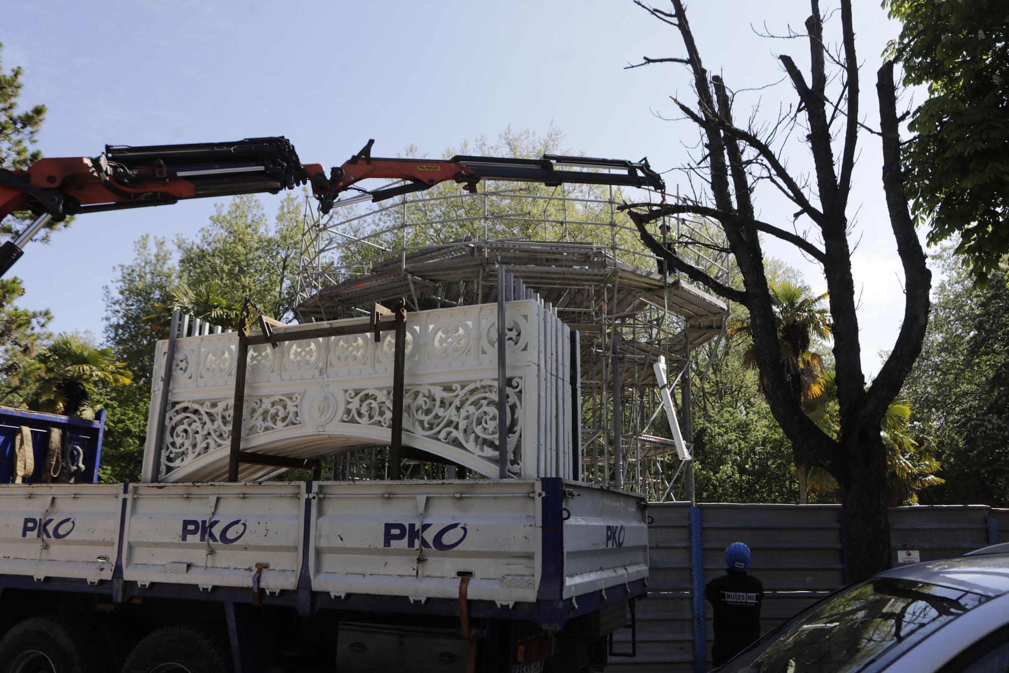 EN IMÁGENES: Comienza el montaje de la estructura del kiosco del Bombé en Oviedo