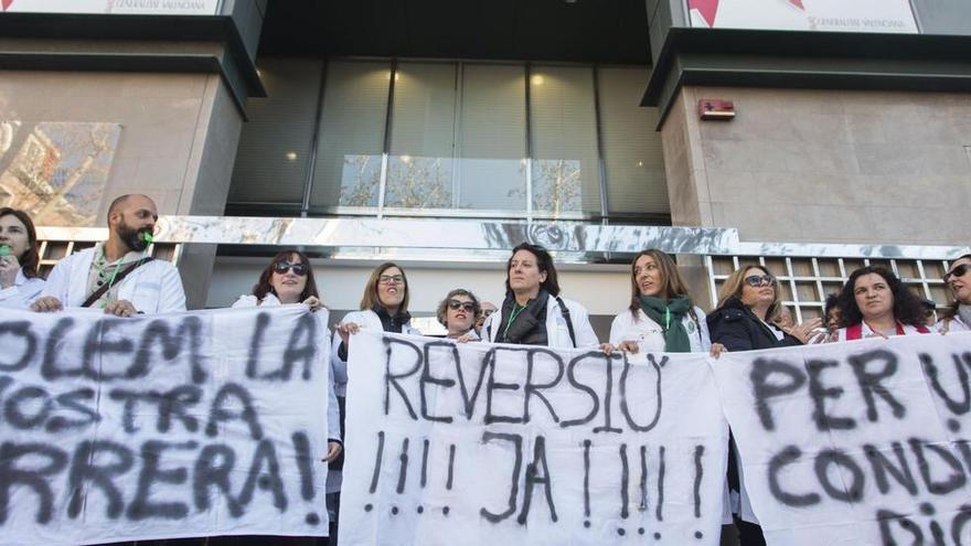 Los trabajadores confían en que la reversión ataje la fuga de personal en Dénia y Manises