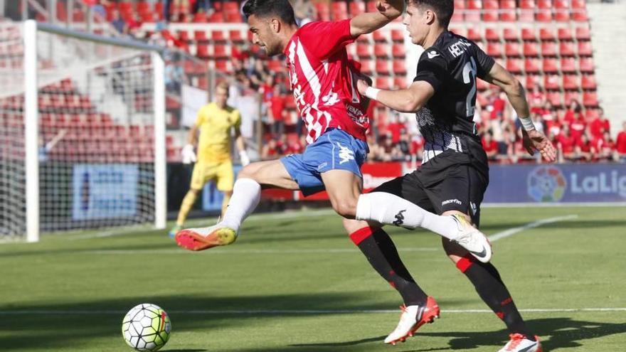 Héctor Yuste obstaculiza a un jugador del Girona en las proximidades del área rojilla.