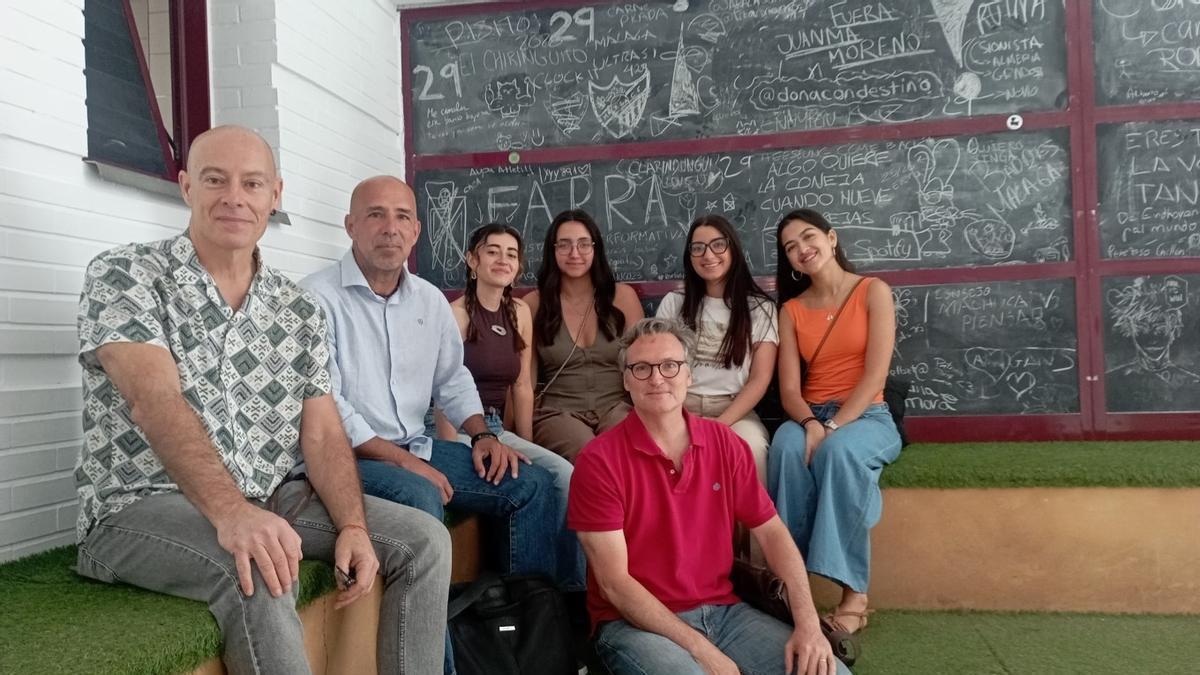 Pepe Albújar y Miguel Caffarena de Admundi, con el profesor Marcial García (en primer término) y cuatro de las alumnas autoras de la campaña.