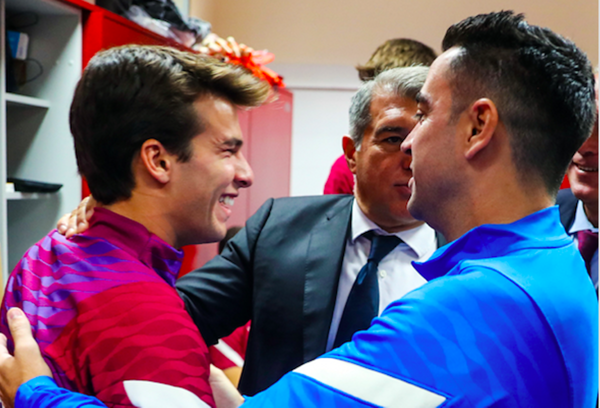 Xavi saluda a Riqui Puig en presencia de Laporta en el vestuario de la ciudad deportiva de Sant Joan Despí.