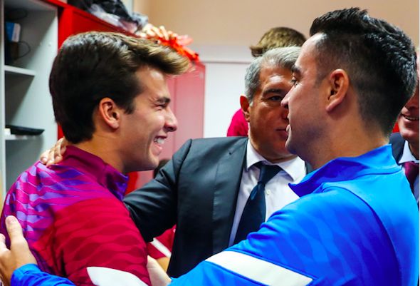 Xavi saluda a Riqui Puig en presencia de Laporta en el vestuario de la ciudad deportiva de Sant Joan Despí.