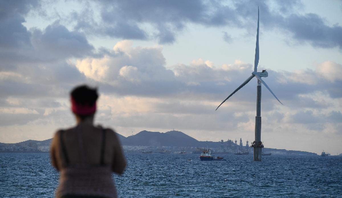 Despliegue del aerogenerador marino que se prueba en Gran Canaria.