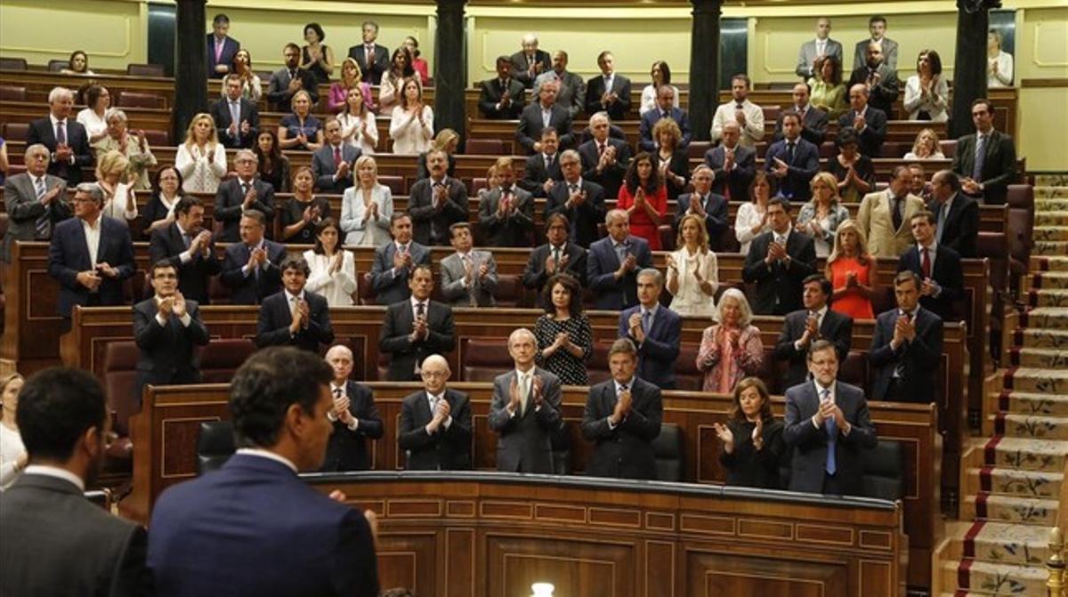 El Congrés dels Diputats aplaudeix després del minut de silenci que s’ha guardat com a comiat del difunt exdiputat socialista Txiki Benegas.