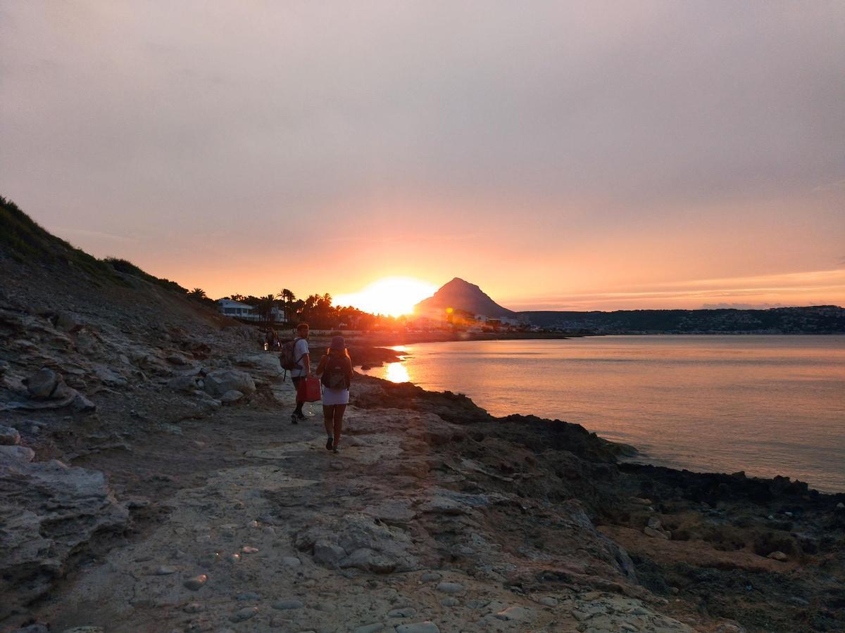 La espectacular puesta de sol en la Cala Blanca de Xàbia