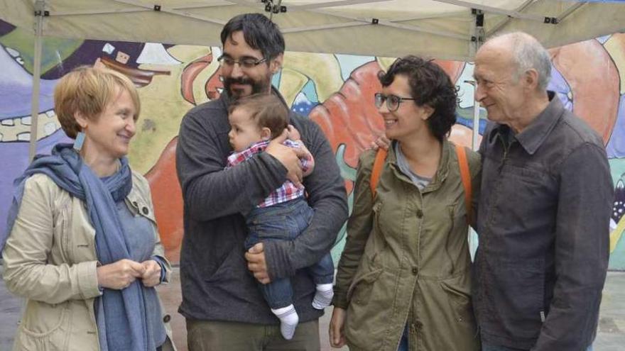 María Xosé Bravo, primera por la izquierda, con nacionalistas ante el CEIP Curros Enríquez.