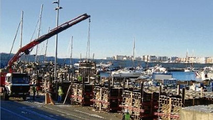 Operaris treballant a Blanes en la construcció dels blocs de formigó per reforçar el dic exterior del Port.