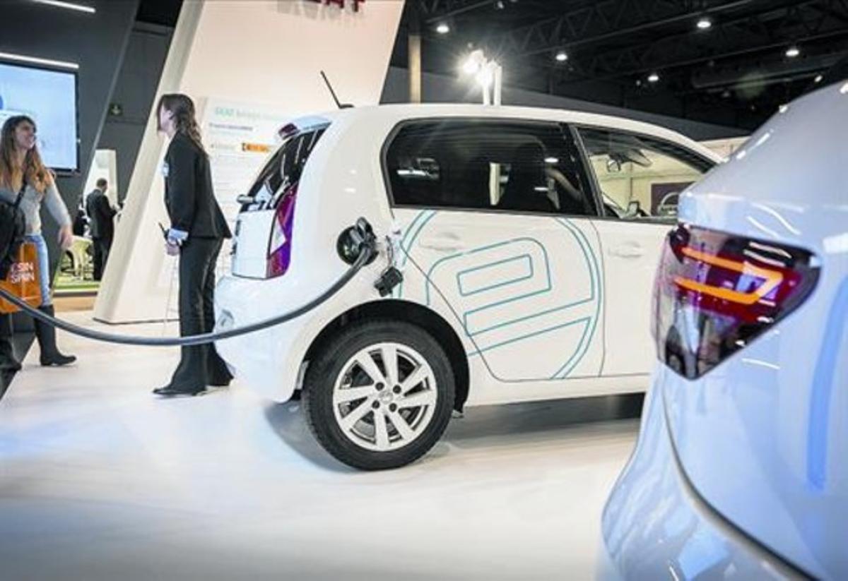 Recarga 8 El Seat eMii, conectado al nuevo poste de Endesa y Enel, ayer en el EVS27.