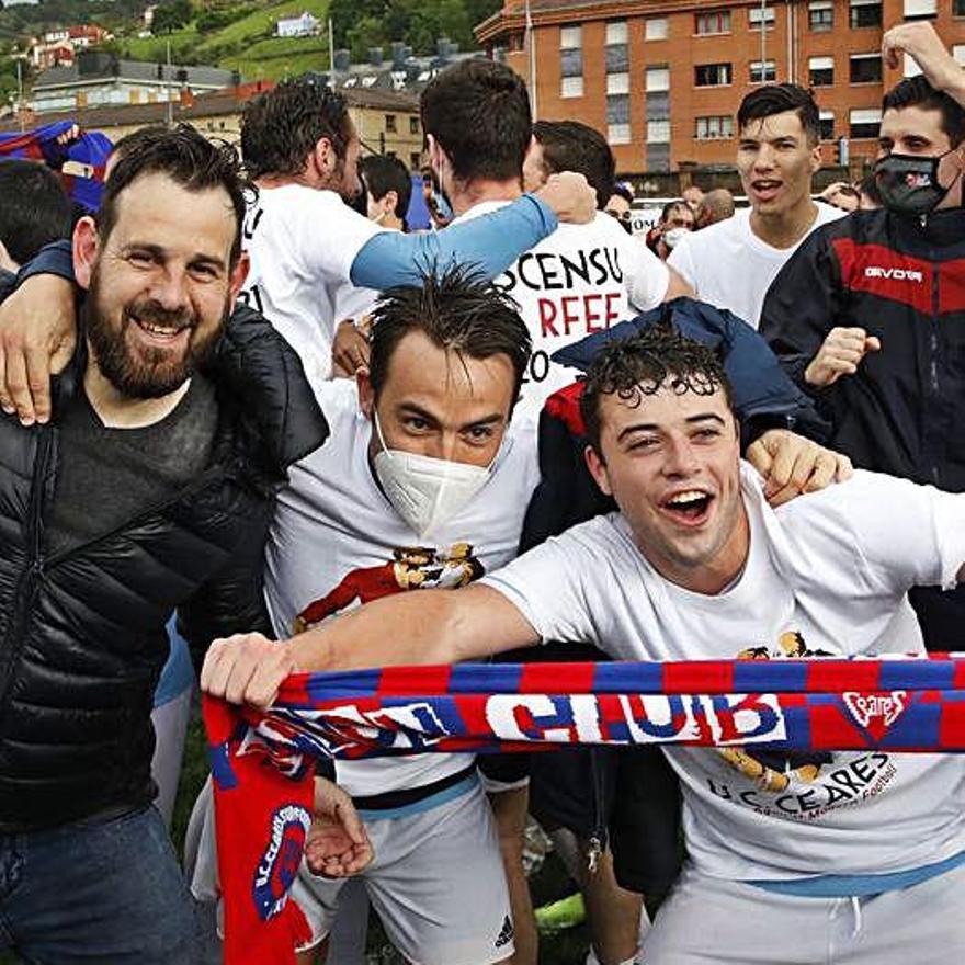 Los jugadores del Ceares celebran su histórico ascenso a Segunda RFEF. | Á. G.