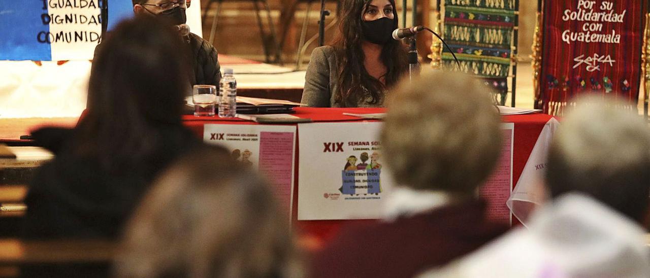 La profesora Rocío Pérez, ayer, durante su conferencia.