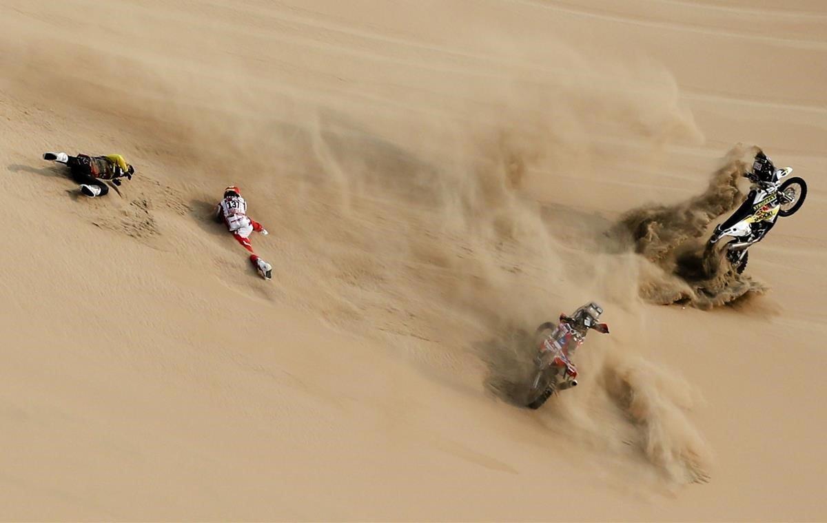 El piloto de motos Husqvarna, Jan Brabec, de la República Checa y el piloto de KTM, Cesar Pardo, de Perú, sufrieron un accidente sobre las dunas durante la novena etapa del Rally Dakar en Pisco, Perú del 2019.