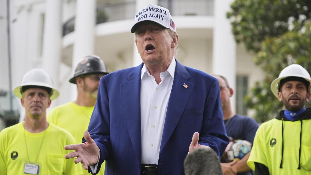 El presidente Donald Trump habla con periodistas antes de la instalación de un asta de bandera en el Jardín Sur de la Casa Blanca, el miércoles 18 de junio de 2025, en Washington.