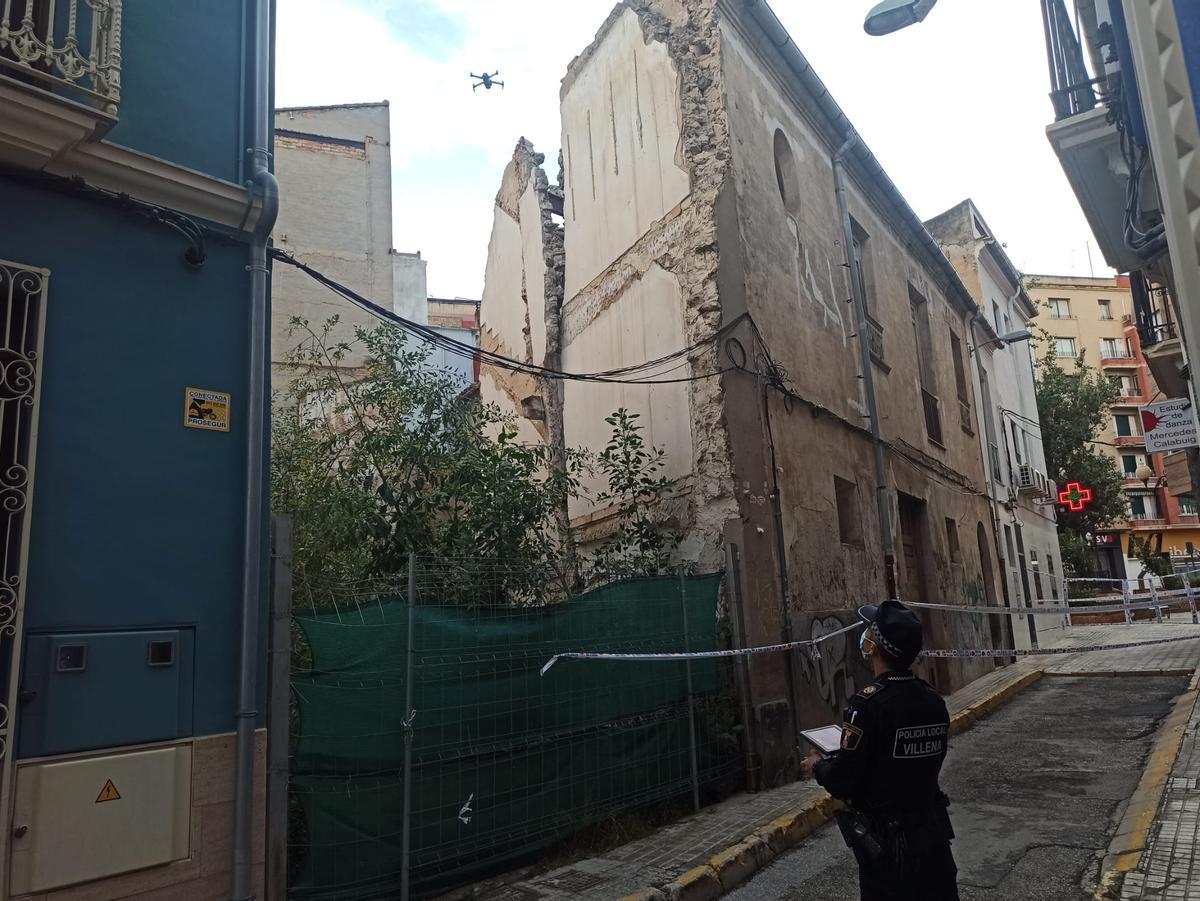 El agente de la Policía Local de Villena manejando el dron.