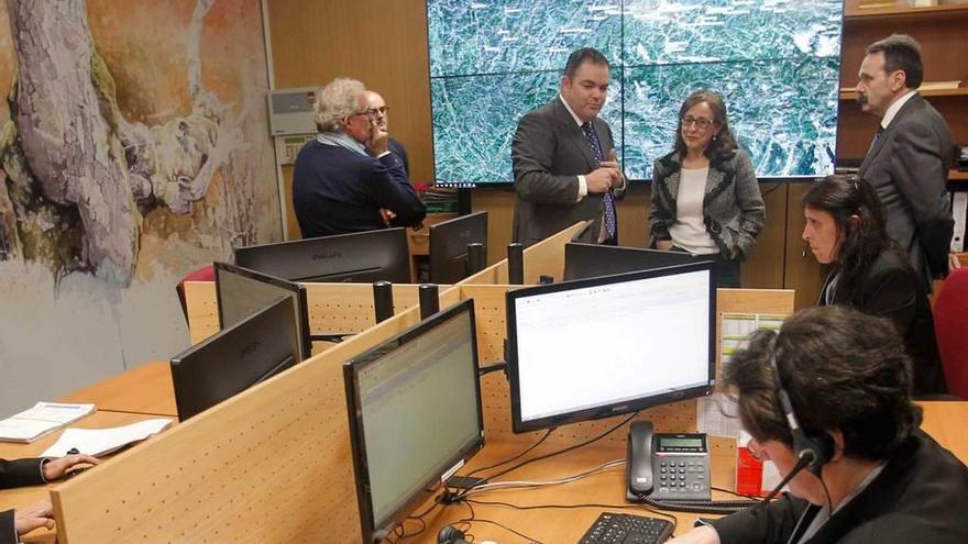 Carlos Paniceres, en el centro, muestra a la consejera de Fomento, Belén Fernández, el centro de control de Transinsa, en las instalacines del polígono Espíritu Santo.