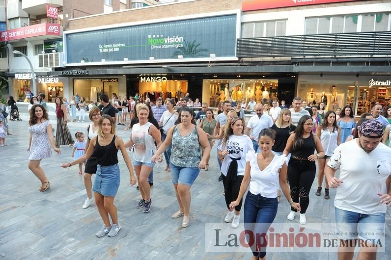 Los bailes latinos salen a la calle en Murcia