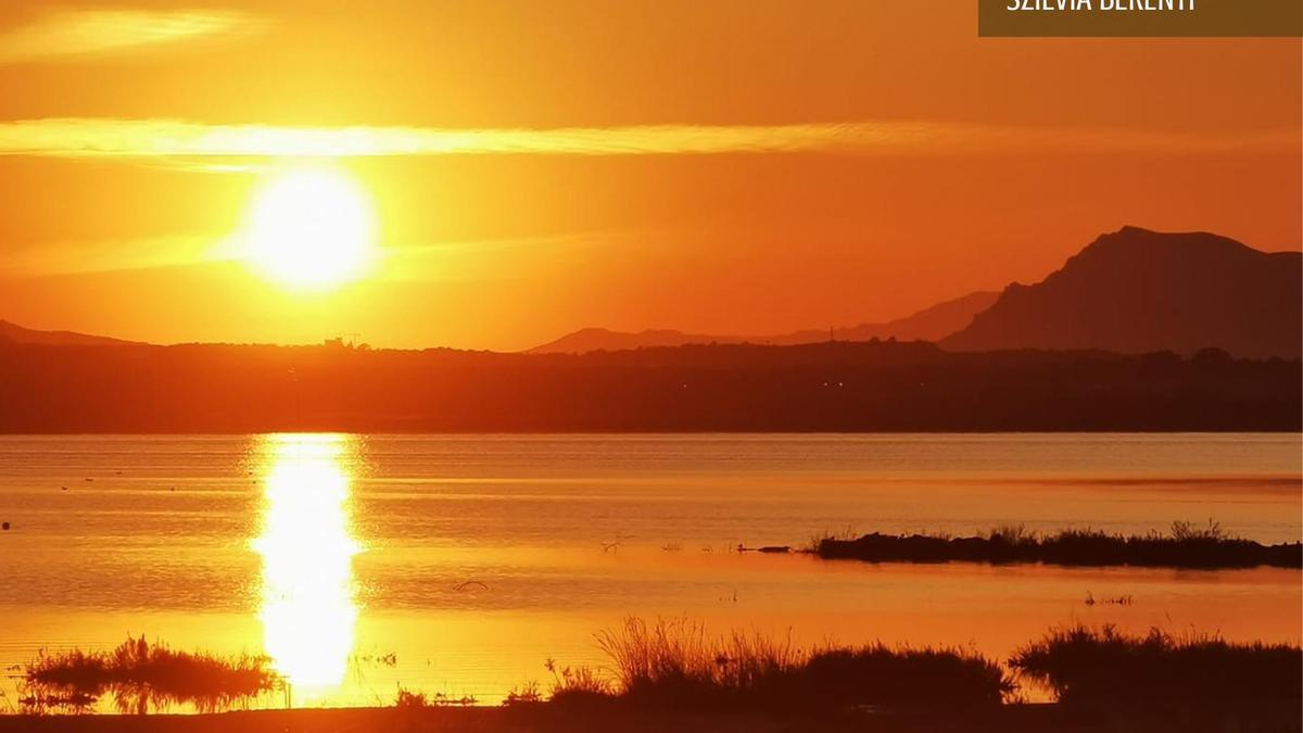 Una de las imágenes de Szilvia Berényi, una de las colaboradoras de Proyecto Mastral y la que el calendario rinde homenaje. Puesta de sol en la laguna de La Mata