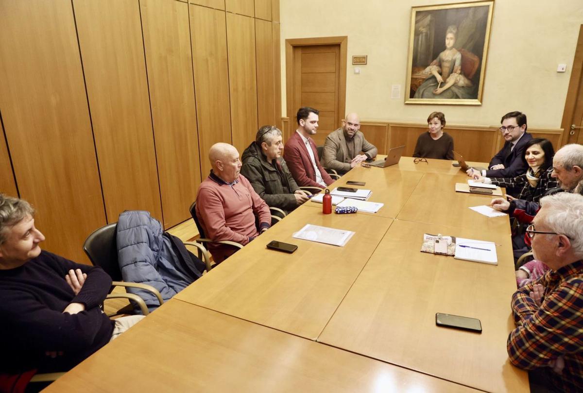 Un momento de la reunión, celebrada ayer en el Ayuntamiento, presidida por la Alcaldesa.  | MARCOS LEÓN