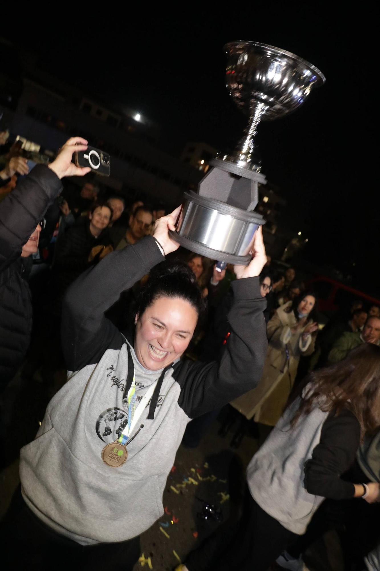 Así fue la llegada del Telecable Gijón tras ganar la Intercontinental de hockey sobre patines: "¡Enhorabuena campeonas del mundo!"