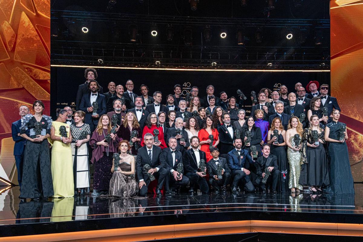 Foto de familia de la película ganadora de los Premios Goya :´Los domingos´.