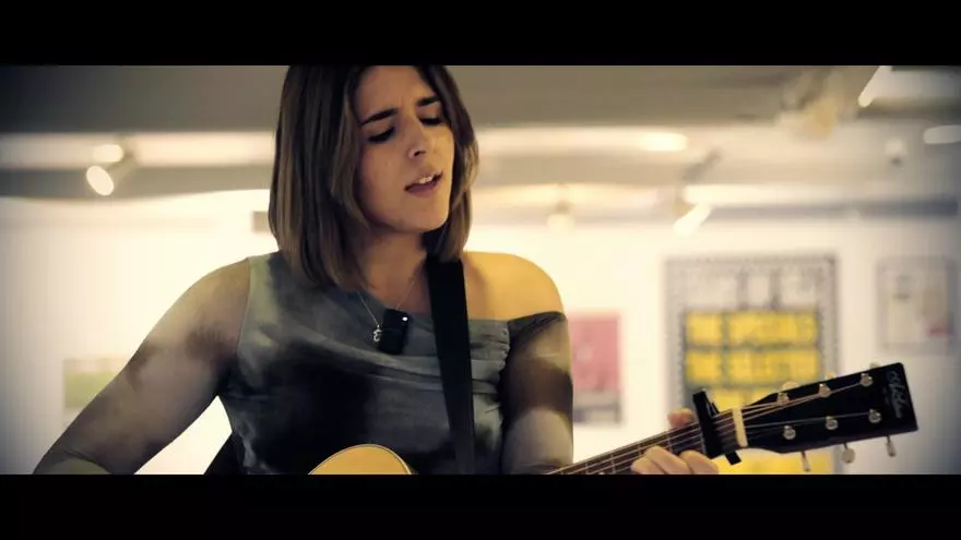 Noelia Sanxz clausura con un tema de Fito, y su impresionante voz, la exposición "Ráfagas" en el Club INFORMACIÓN