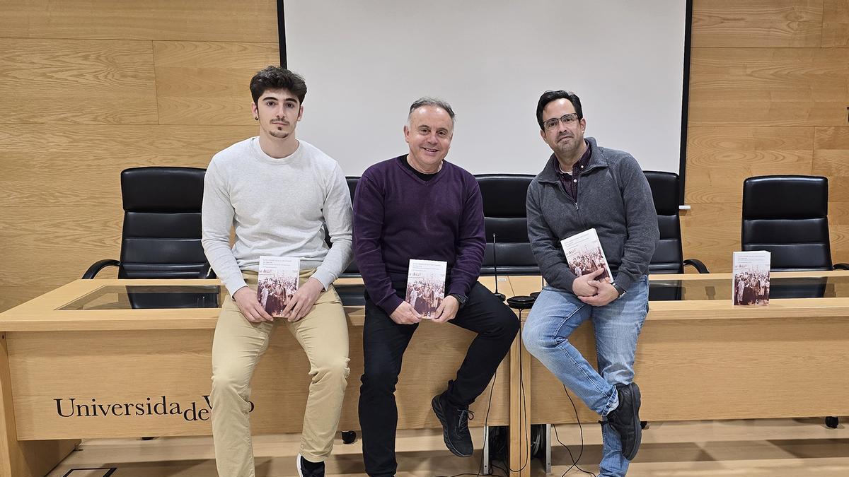 Amado Tierra Lozano, Julio Prada, director del grupo HC1, y Adrián Martínez, durante la presentación de un libro que recoge una parte de sus investigaciones.