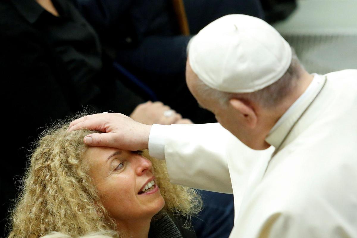 El Papa Francisco atiende a una mujer ciega durante una audiencia en el Vaticano.