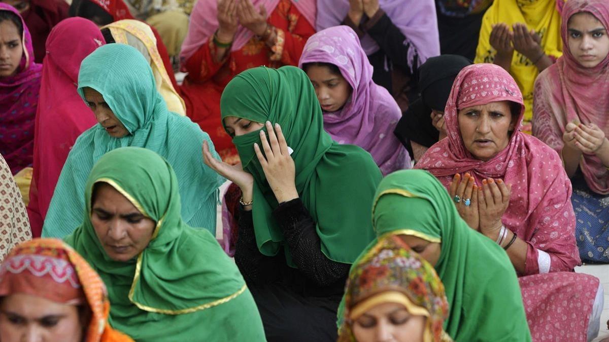 Mujeres pakistanís rezan en el primer viernes del mes del Ramadán