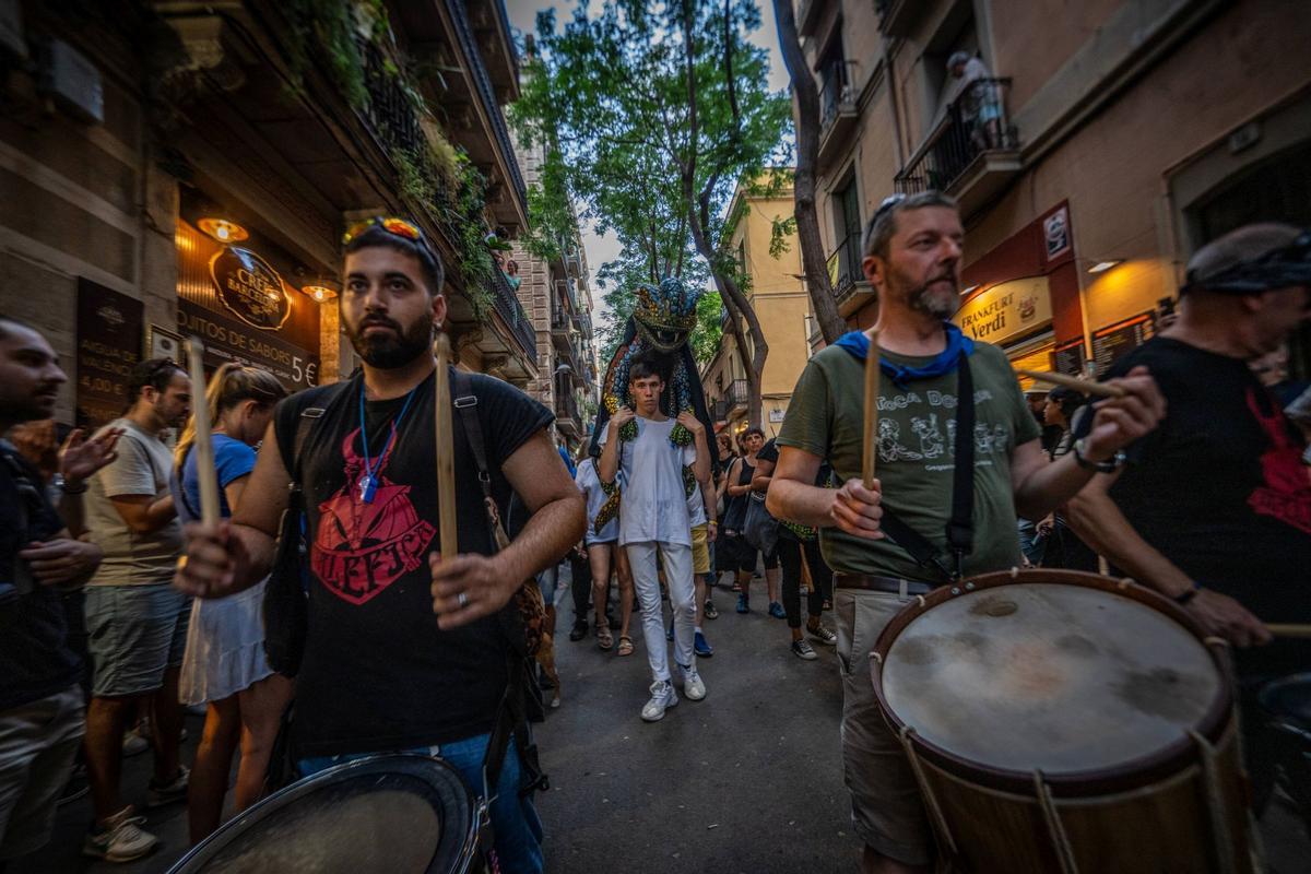 Un funeral por la cultura popular sustituye la masiva cercavila de las fiestas de Gràcia 2024