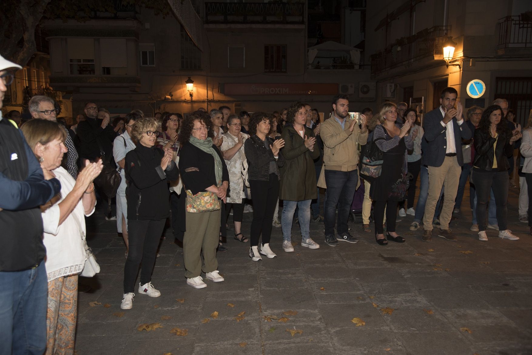 Unes 150 persones donen suport a Adriana Delgado pel judici contra la mesa del Parlament