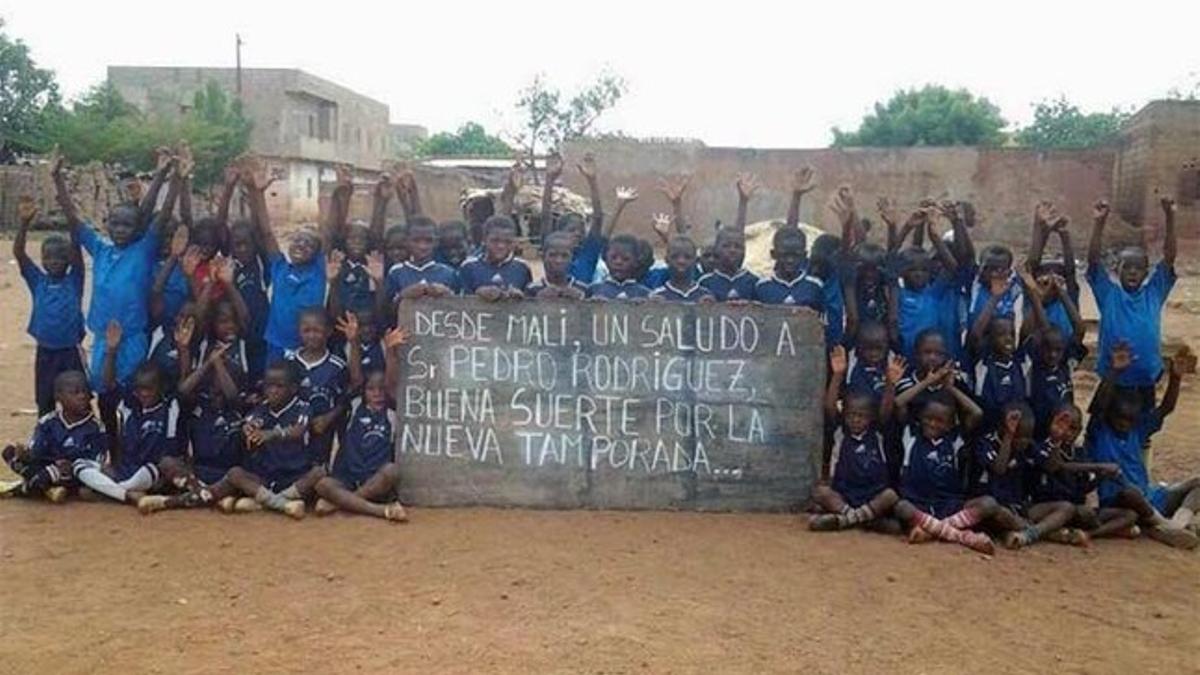 Los niños, junto a la pancarta dedicada a Pedro.