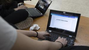 Estudiantes en un instituto catalán trabajando con sus portátiles a la hora del recreo, este curso.