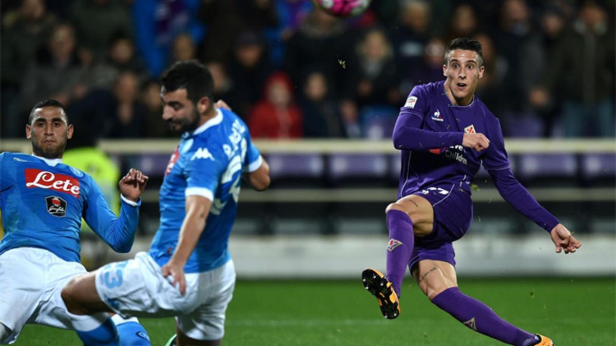 Cristian Tello dispara a puerta en un partido de la Serie A entre el Nápoles y la Fiorentina