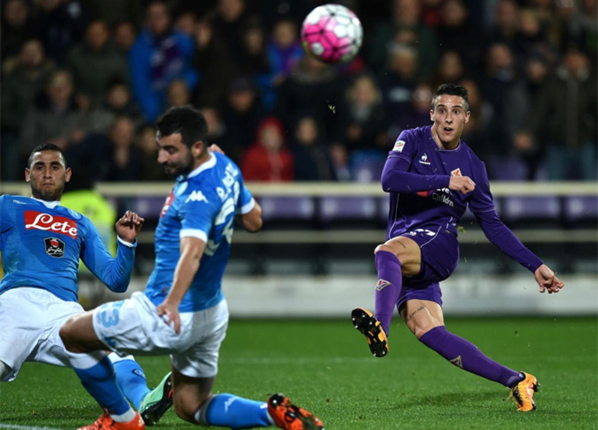 Cristian Tello dispara a puerta en un partido de la Serie A entre el Nápoles y la Fiorentina