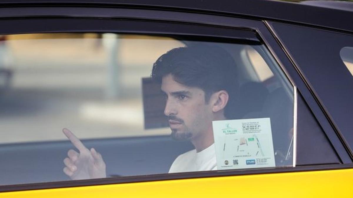 Francisco Trincao llega en taxi a la ciudad deportiva.