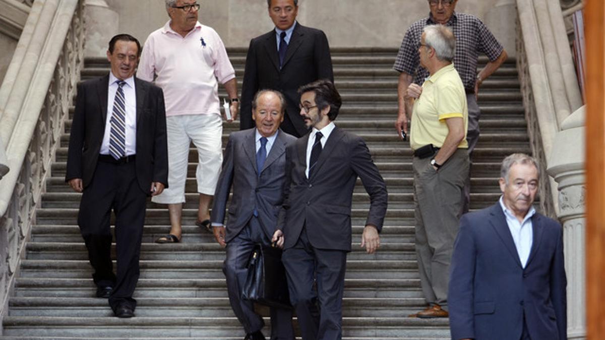 El expresidente del Barça Josep Lluís Nuñez, en primer término, y su hijo (detrás de él, con americana y corbata oscuras), a la salida del juicio por el 'caso Hacienda', el 29 de julio del 2011.