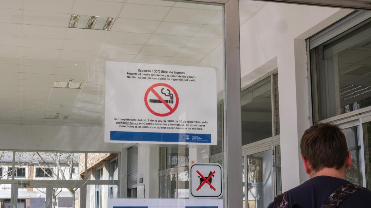 Centro educativo donde se prohíbe fumar.