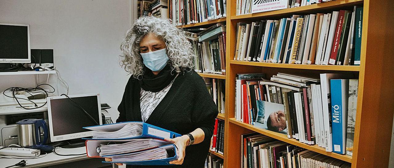 La presidenta de la asociación, recogiendo algunos archivadores de la sala que debe abandonar la AAVIB.