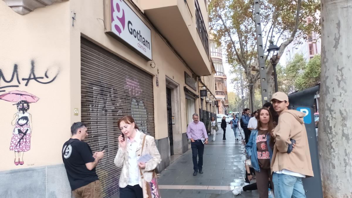 Personas haciendo cola esta mañana a la espera de la apertura de un establecimiento de cómics.