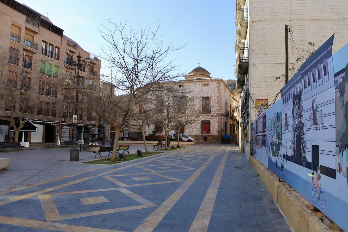 Plaza de San Vicente, con el solar del antiguo edificio policial a la derecha.