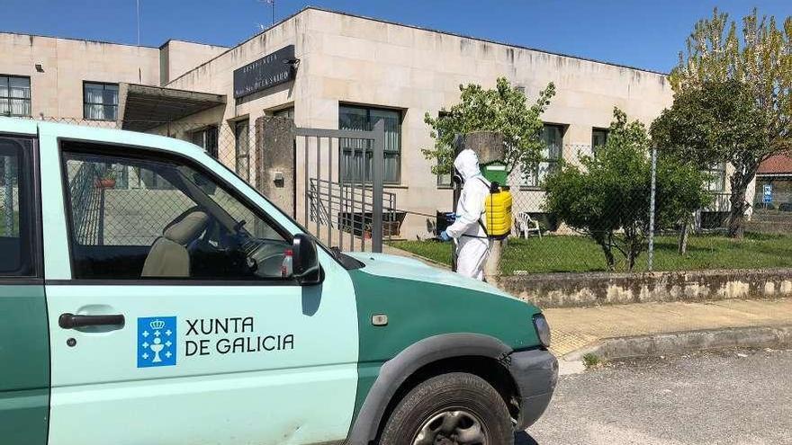 Tareas de desinfección en una residencia de ancianos en A Peroxa (Ourense). // FdV