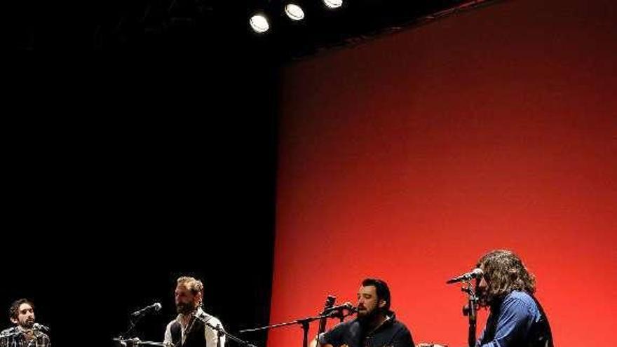 Ángel González brilla en la voz de artistas asturianos en Mieres