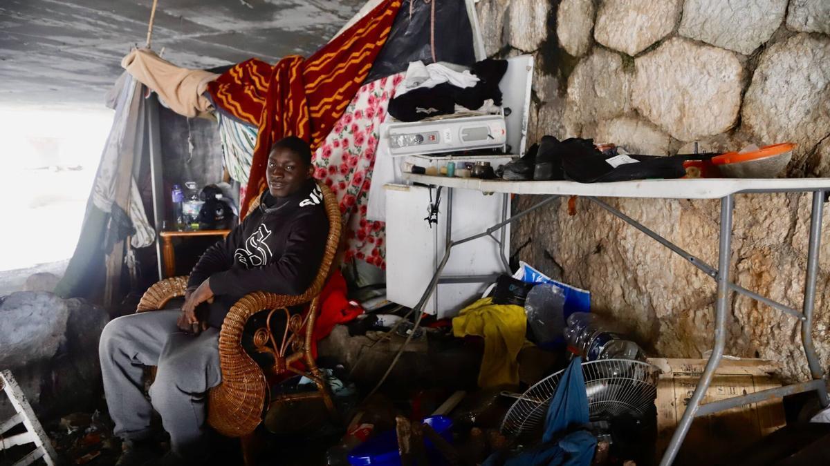 Mansour Konte, bajo un puente de la capital.