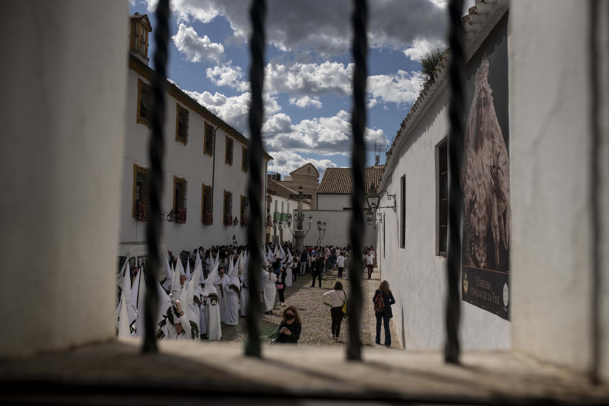 Una fila de nazarenos de la Hermandad de Nuestro Padre Jesús de la Humildad y Paciencia y María Santísima de la Paz y Esperanza.