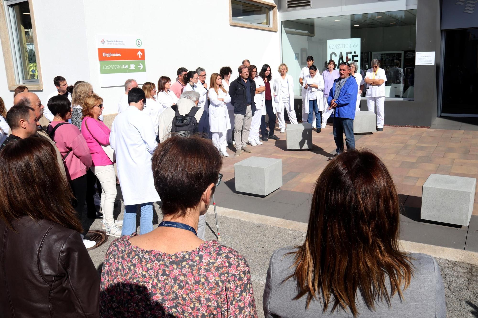 Una seixantena de treballadors es concentren a l'hospital de Palamós en suport a dos metges palestins