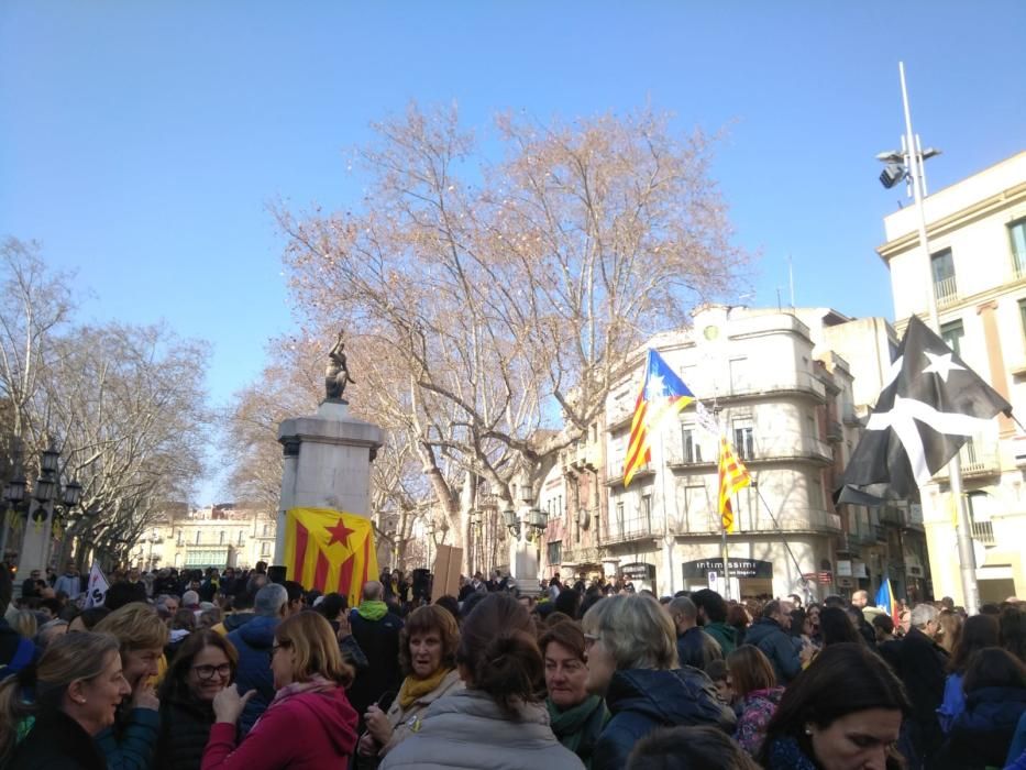 Centenars de persones omplen la Rambla de Figueres