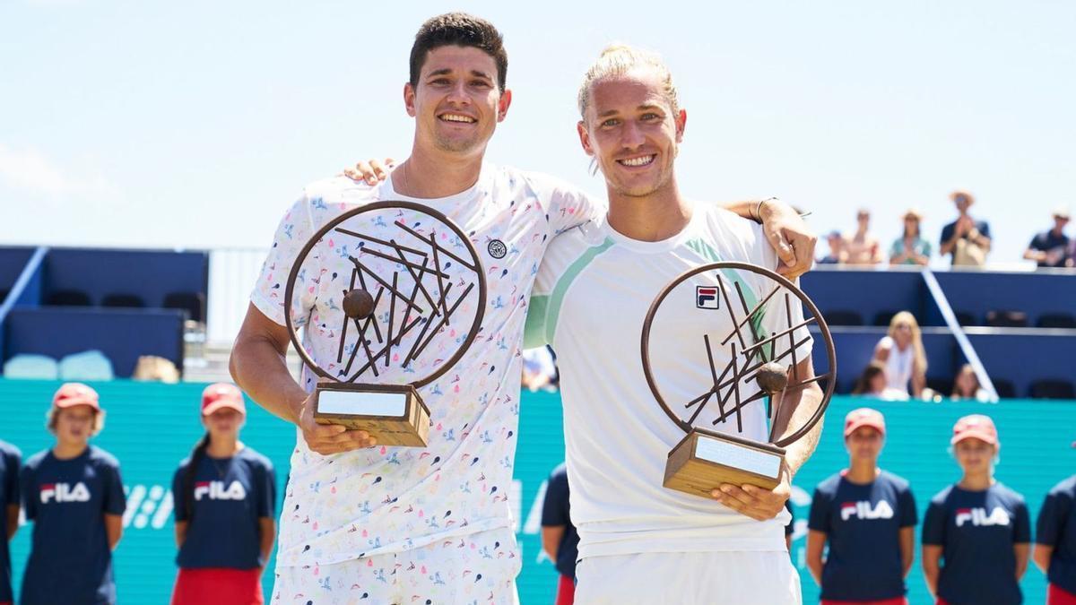 David Vega, a la izquierda, y el brasileño Rafael Matos posan sonrientes con los trofeos conquistados ayer en el torneo mallorquín.