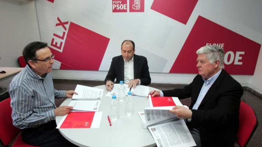 Diego Maciá, Alejandro Soler (en el centro) y Manuel Rodríguez, ayer en la sede del PSOE.