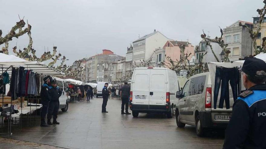 Policías locales de Cangas, en un control en el mercadillo. // Gonzalo Núñez