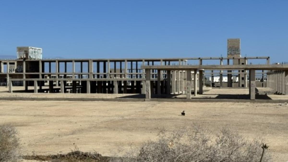 Fachada del hotel inacabado ubicado en la parcela 216 de Costa Teguise, en la Avenida de Las Palmeras de la localidad turística