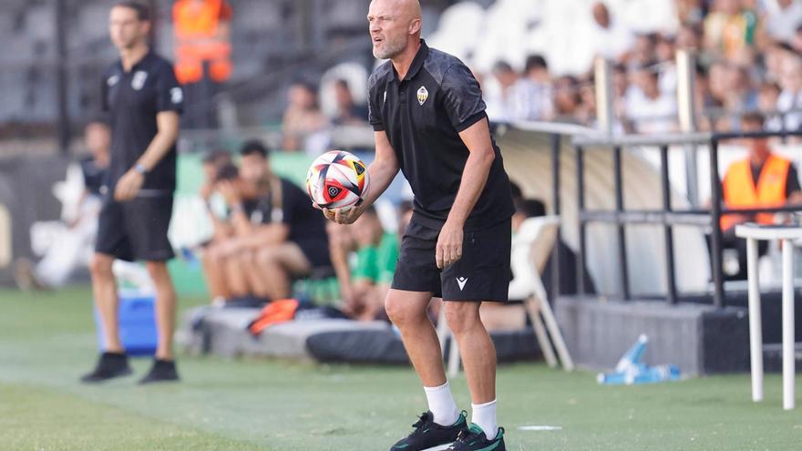 Dick Schreuder dice estar con ganas de debutar y &quot;brindar un triunfo a la afición&quot;